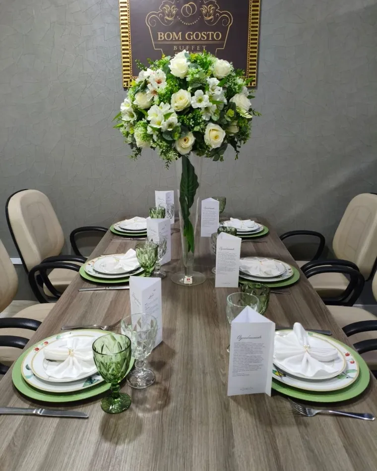 Mesa de degustação de casamento posta com flores pelo Buffet Bom Gosto