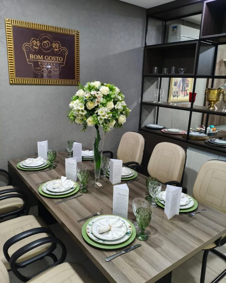 Mesa longa posta para os convidados de um casamento pelo Buffet Bom Gosto