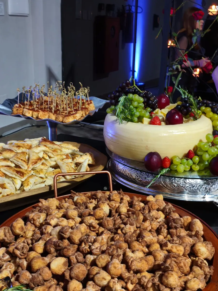 Buffet colorido montado pelo Buffet Bom Gosto para uma festa