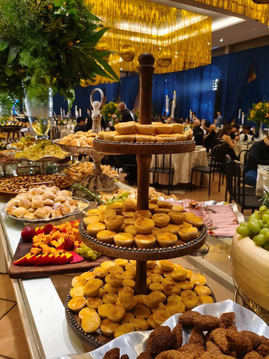 Buffet de finger food montado para um grande evento