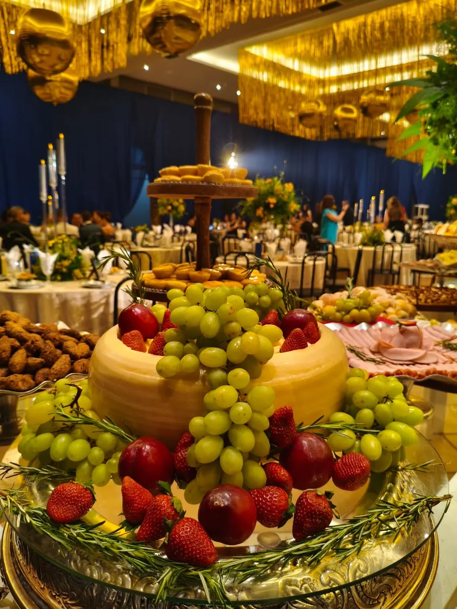 Coquetel com finger food servido em suportes dourados