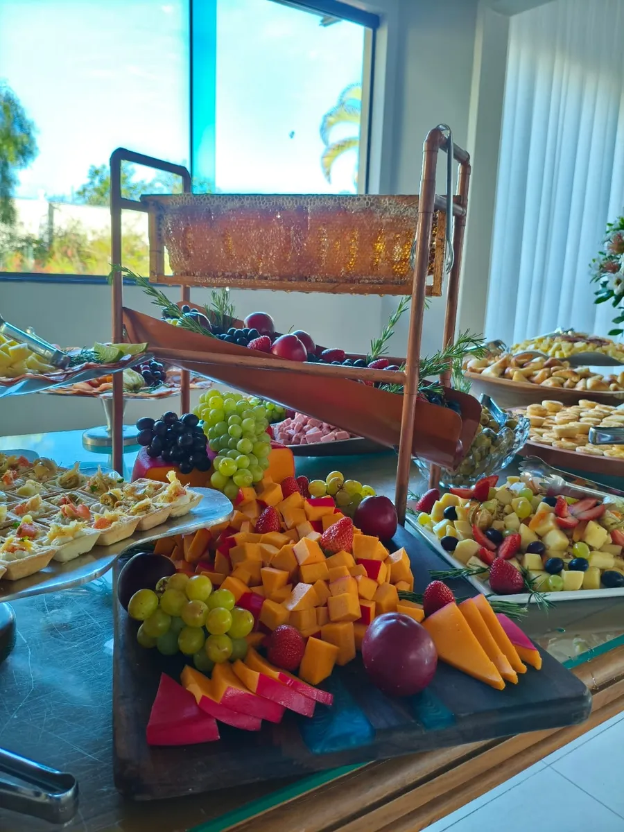 Finger food e mesa de frutas em um grande evento