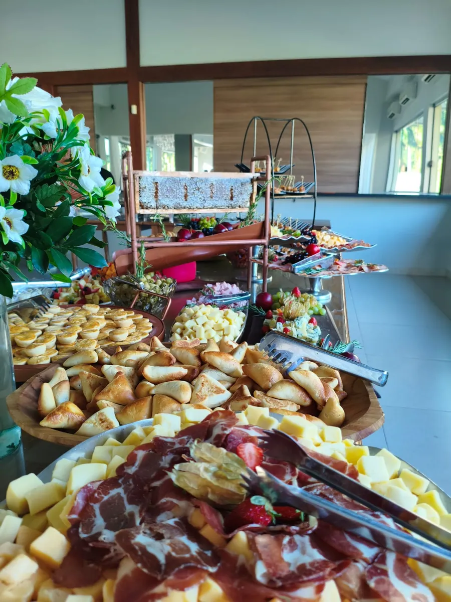 Mesa de finger food e saladas premium em um casamento
