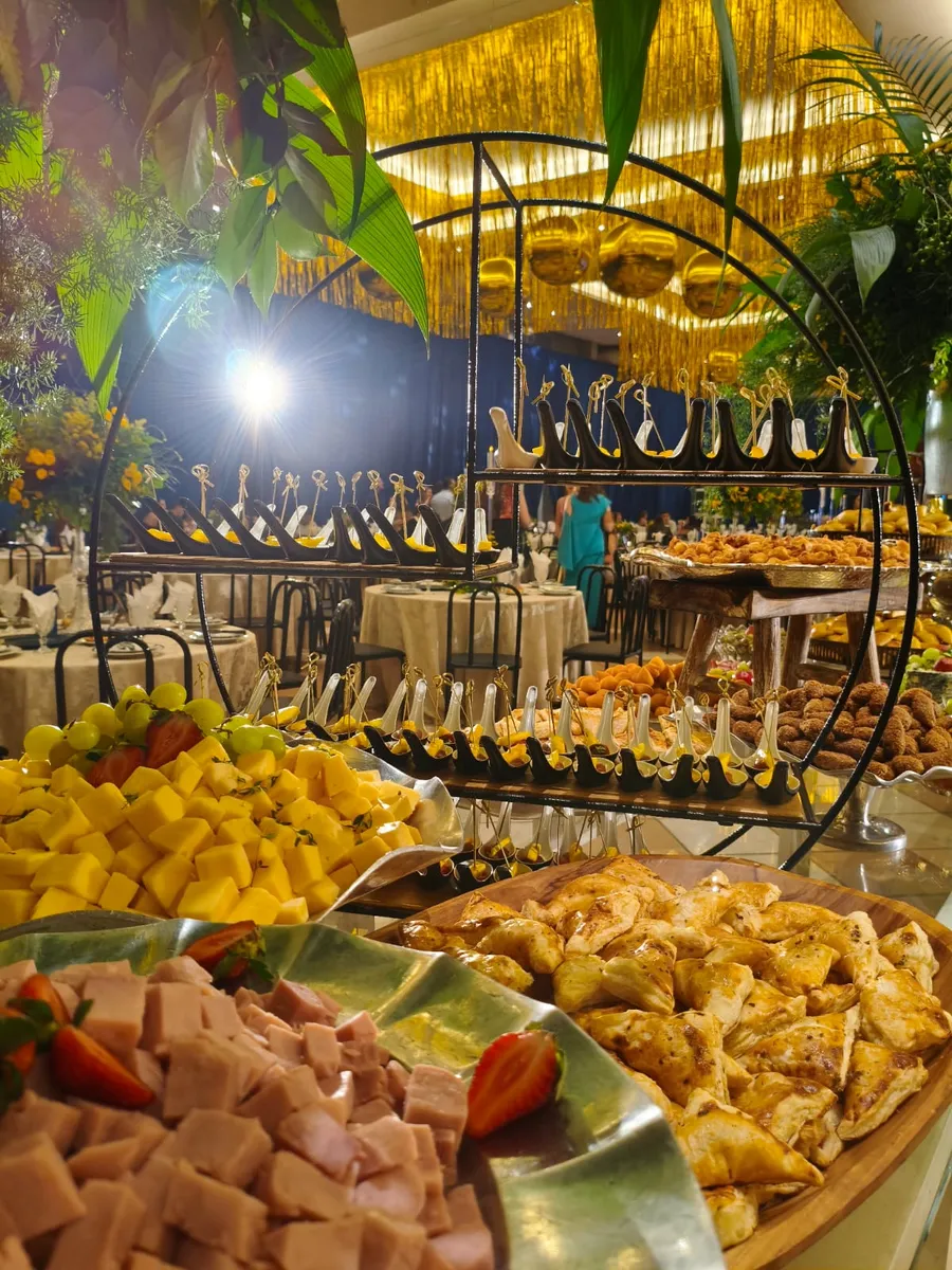 Mesa de frutas e finger food variado em um evento
