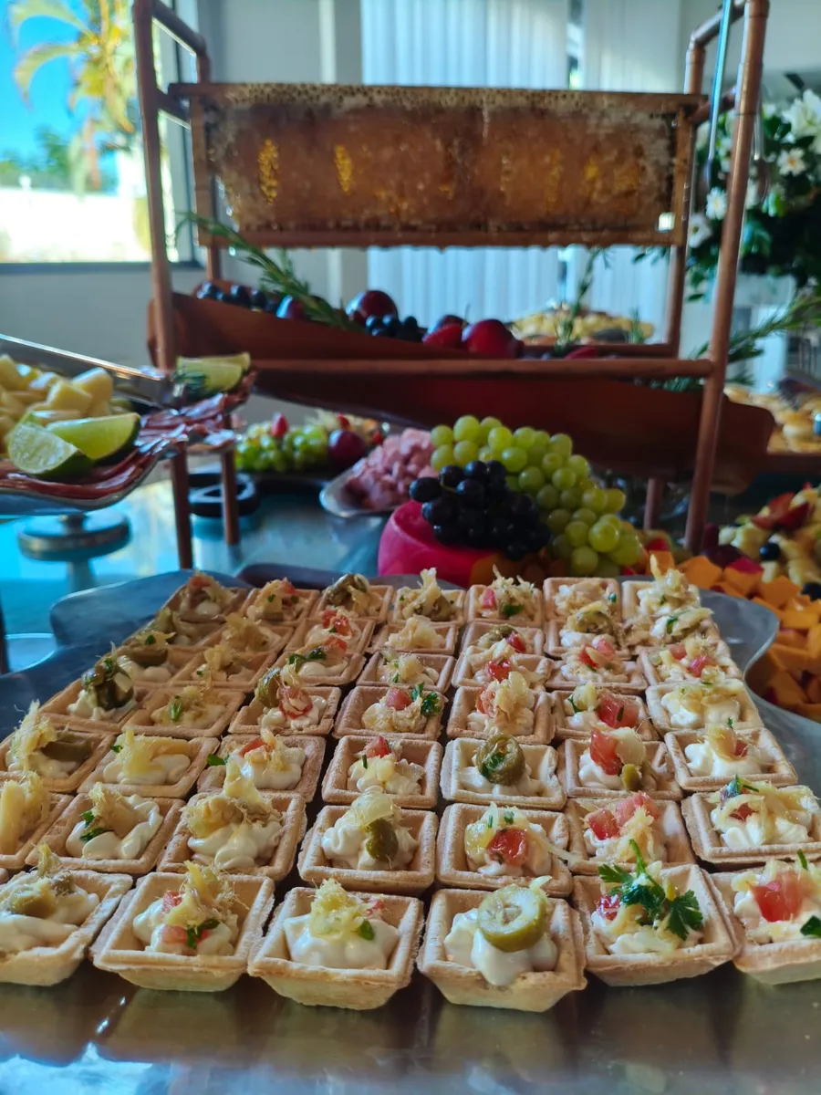 Mesa de buffet montada pelo Buffet Bom Gosto em um casamento