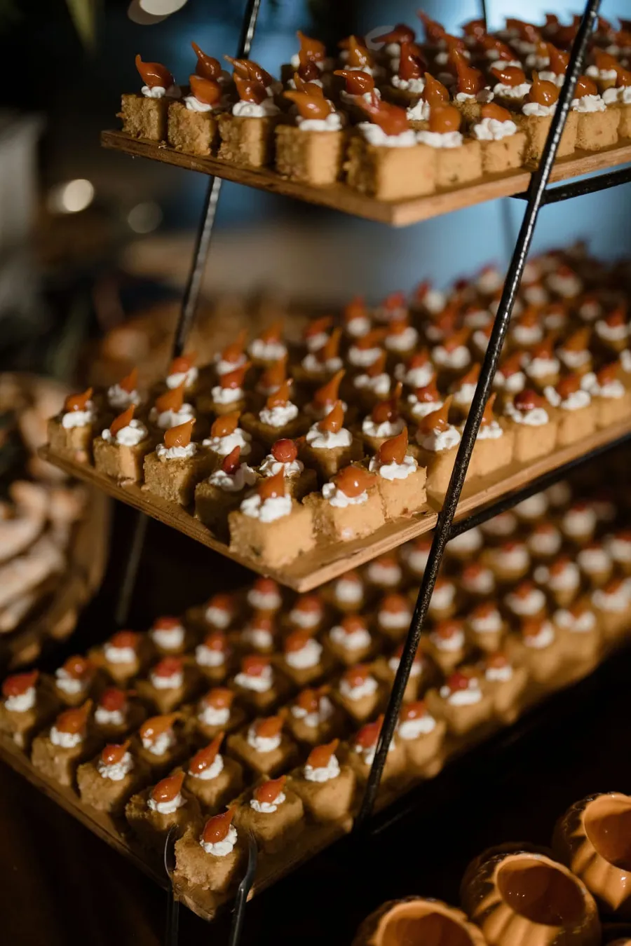 Mesa farta de finger food e salgados em um grande evento