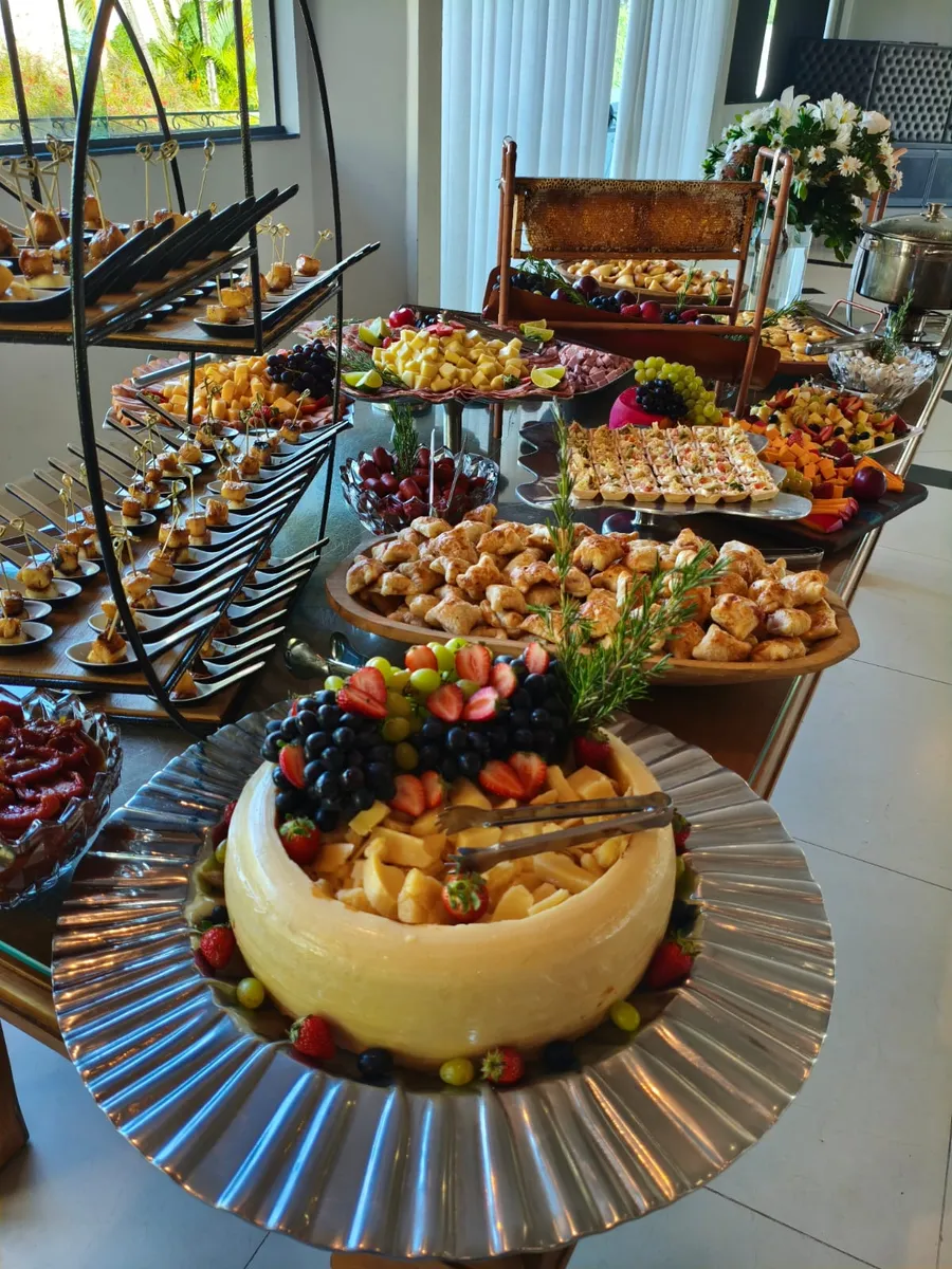 Mesa de frios e finger food variado em um casamento