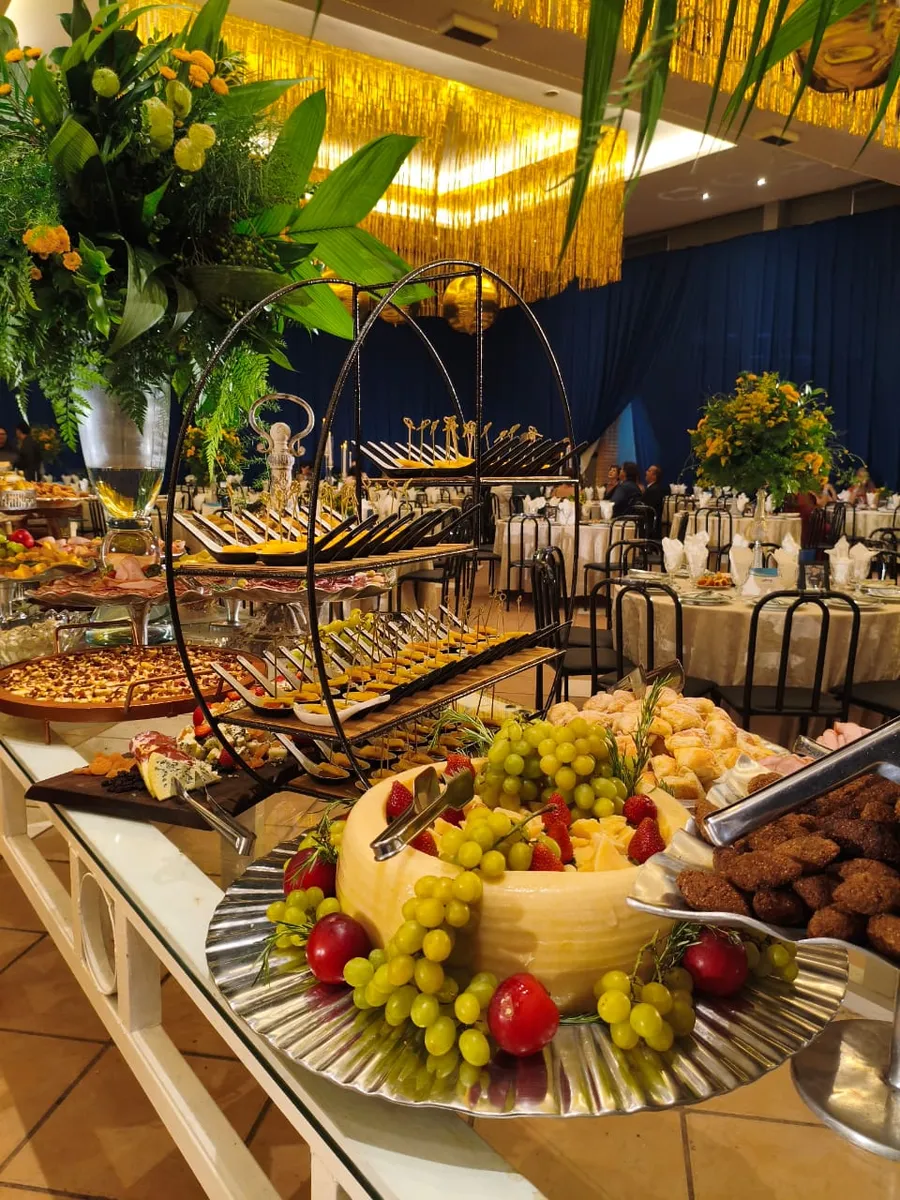 Mesa de frutas e doces em um casamento