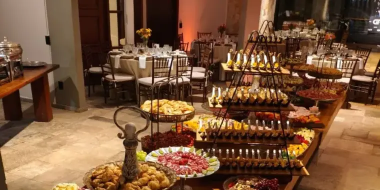 Mesa de frios e finger food montada pela equipe do Buffet Bom Gosto