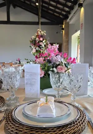 Lugar posto com sousplat clássico, louça e taça de cristal