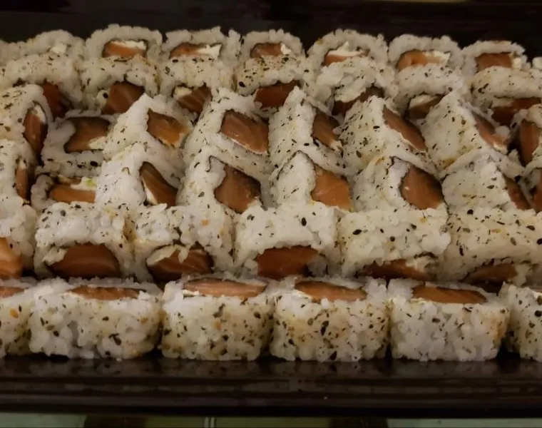 Sushi de salmão preparado na hora na ilha japonesa do buffet