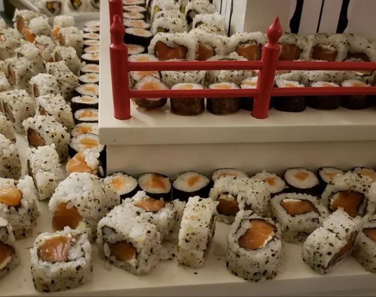 Temaki na ilha de comida japonesa do Buffet Bom Gosto