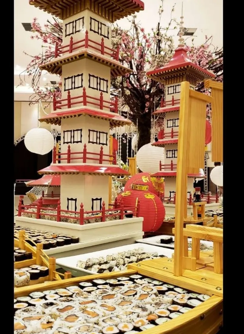Pagode japonês iluminado e cerejeira em flor na ilha temática do Buffet Bom Gosto