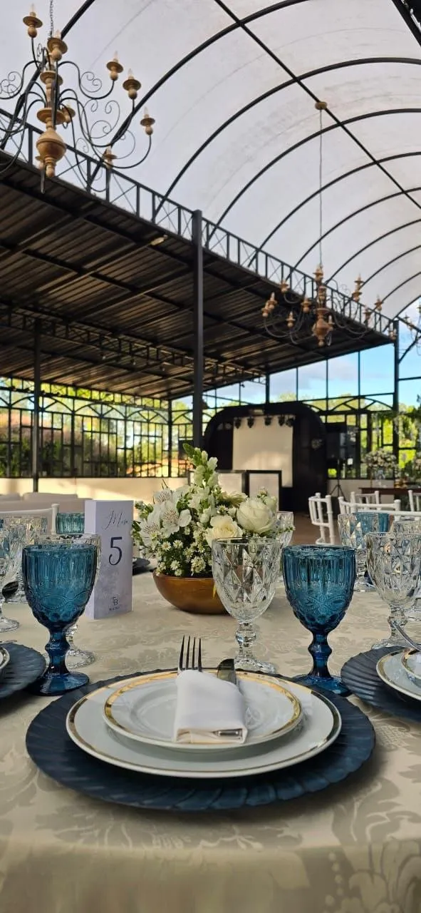 Mesa posta completa com louças, sousplat e taças inclusos do Buffet Bom Gosto